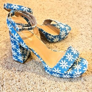 New Maurices Blue And White Floral Women's Chunky Heels Size 7.5